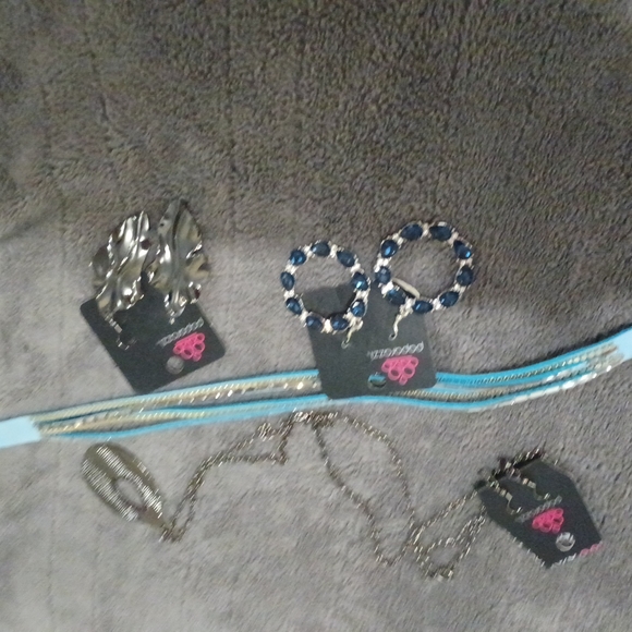 Jewelry - Picture 3 of 3